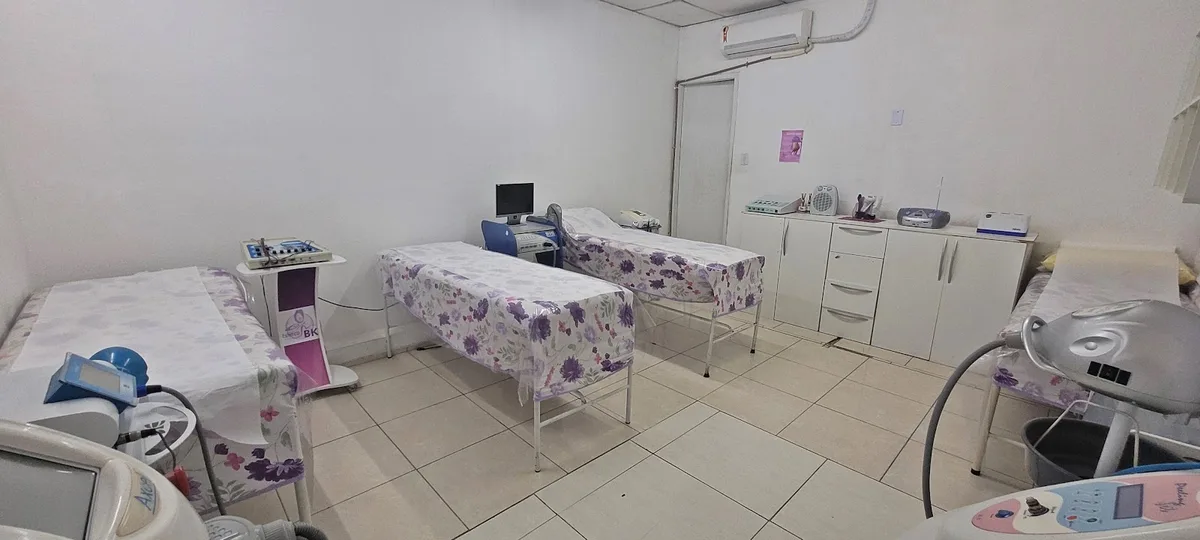 Sala de atendimento da Estética BK com aparelhos e macas, no Jardim Jaú
