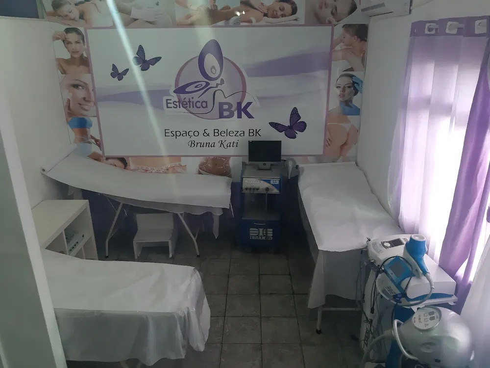 Sala de procedimentos da Estética BK, com maca e o letreiro da marca
