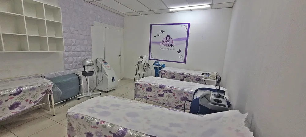 Sala de estética facial e corporal da Estética BK, com duas macas